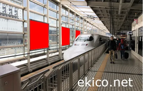 新幹線駅ホーム風防壁看板