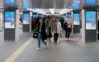 大型家電量販店入口にあるOsakaMetro　梅田駅北改札コンコースビジョン