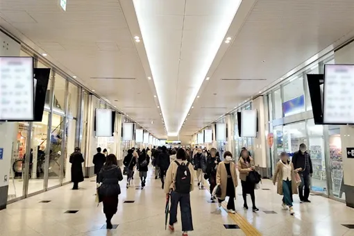 ［ＪＲ西日本　大阪駅ＮＧＢ１階東西通路デジタルサイネージ３０面セット］